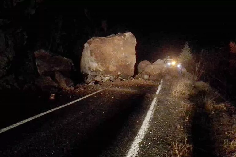 Artvin Ardahan kara yolunda heyelan Yolun açılması için çalışma