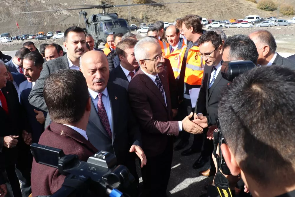 Bakan Uraloğlu müjdeyi verdi Sünebeli Tüneli nde ışık göründü Seyahat