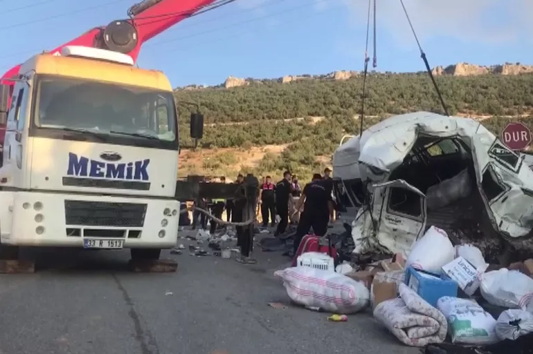 Son dakika Gaziantep te feci kaza Kamyon yoldaki araçlara çarptı Ölü