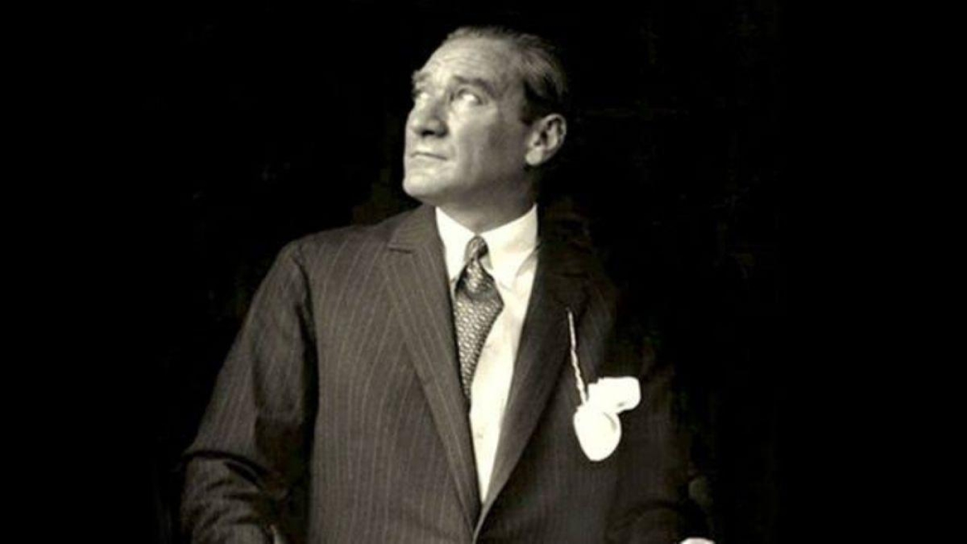 Atatürk saygı duruşu