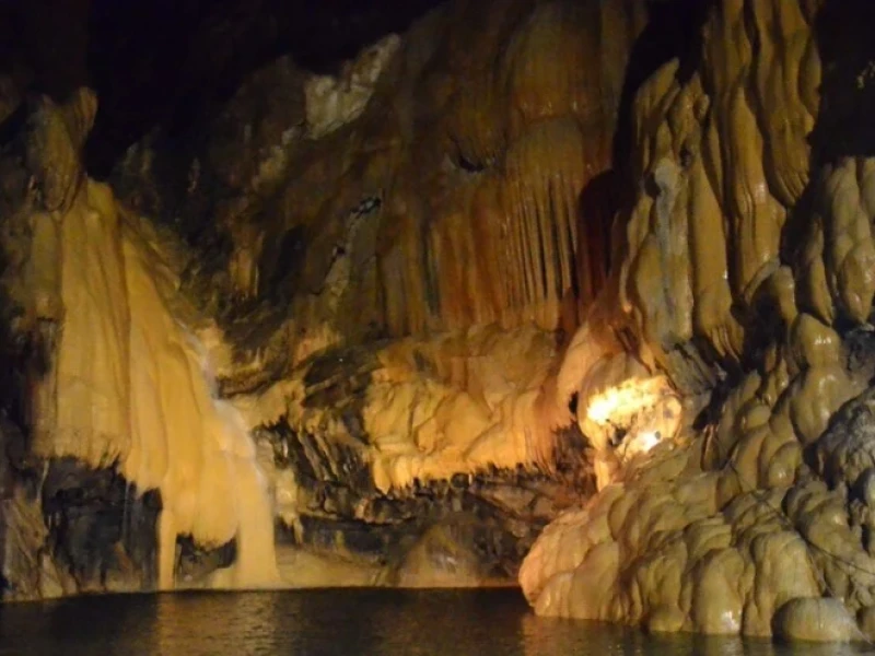Gizemli mağaraya botla girenler gözlerine inanamadı! Dağcılar Antalya'da yeni dehliz keşfetti