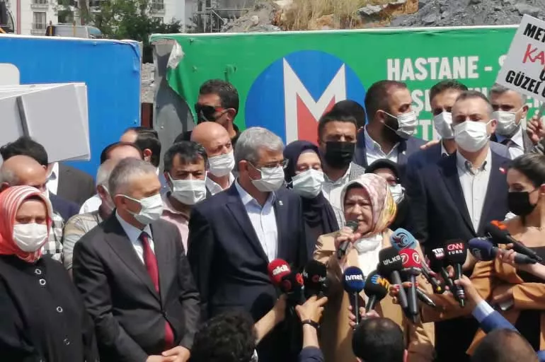 Metroya beton döken İmamoğlu'na protesto