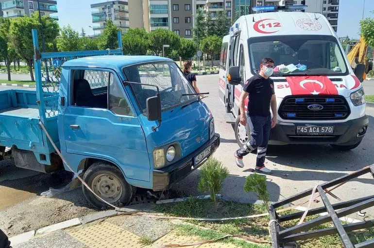 Manisa'da minibüsle kamyonet çarpıştı: 5 yaralı