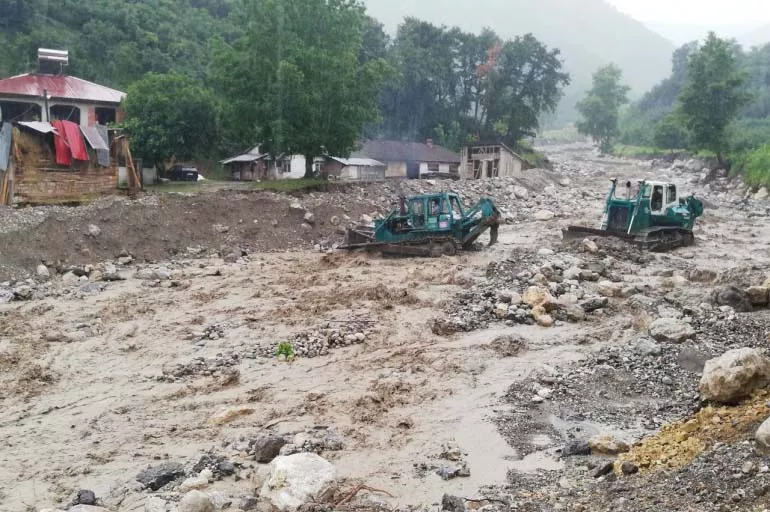Sakarya'da dere taştı yol ve evleri su bastı