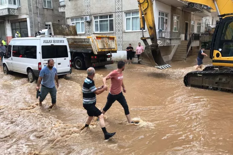 Yağmur yağdı Artvin'de iki mahalleyi su bastı