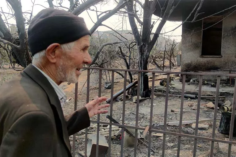 Antalya'da 93 yaşındaki Hüseyin amca karpuzları orman işçilerine ikram etti