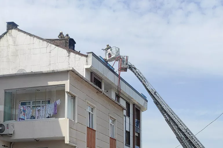 Başakşehir'de bir binanın çatı katında yangın çıktı!