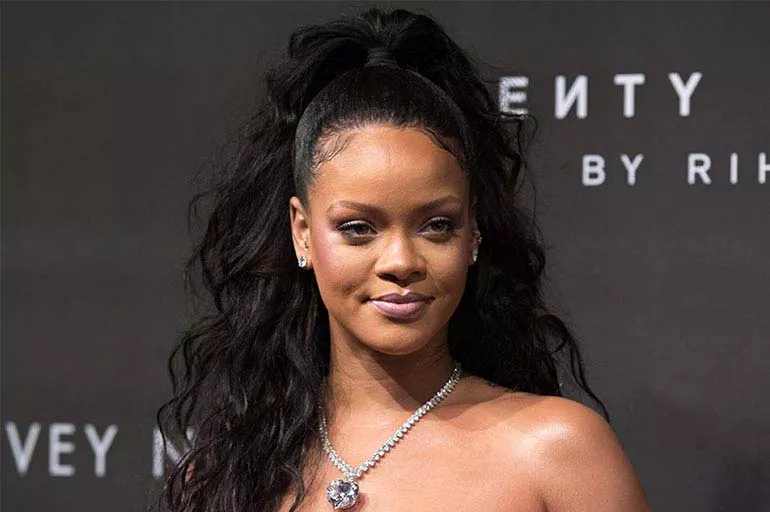 Şarkıcı Rihanna resmen milyarder listesine girdi