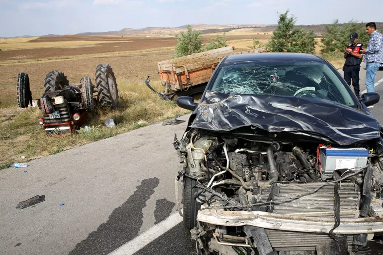 Sivas'ta traktör ile otomobil çarpıştı: 3 yaralı