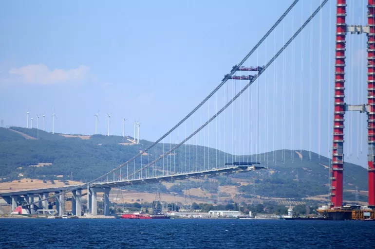 1915 Çanakkale Köprüsü'nde geçiş yolu bitiyor! Türkiye bayrağı detayına dikkat