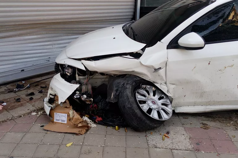 Adana'da iki otomobilin çarpışması neticesinde 6 kişi yaralandı