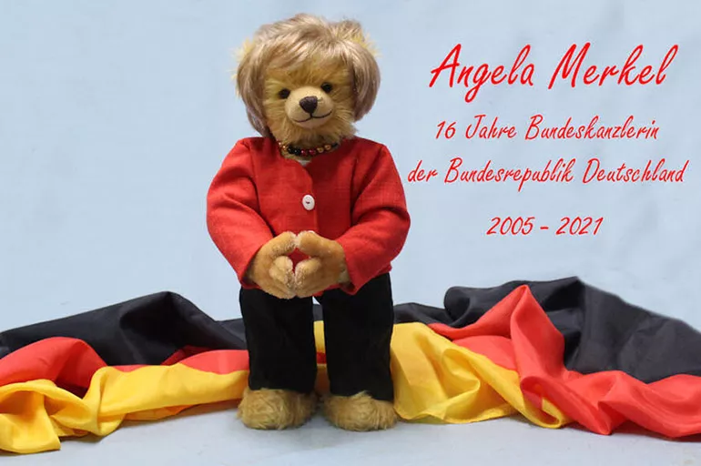 Almanya Başbakanı Merkel'in seçimlerle sona erecek olan görev süresine ithafen oyuncak ayı yaptılar