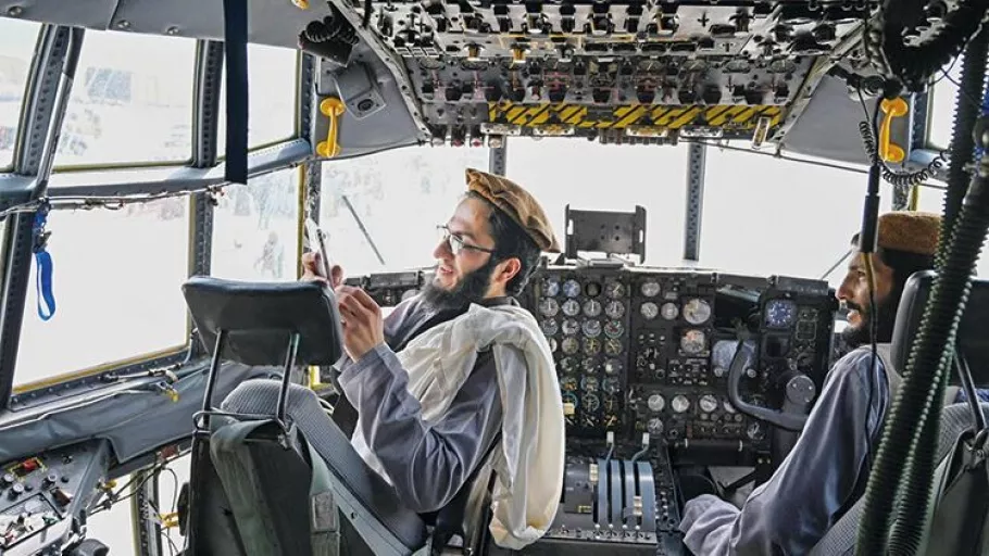 Amerikan askerleri çekildi Taliban uçaklara bindi