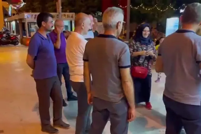 Bakan Adil Karaismailoğlu Sinop’ta dondurma almak için sıraya girdi