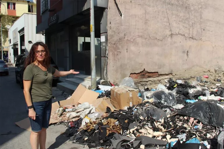 İzmir'de çöpler sokaklarda dağ oldu! Vatandaşlar belediyeye isyan etti