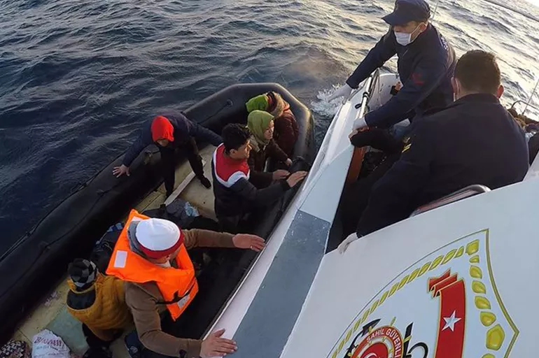 Yunanistan'ın ölüme terk ettiği 28 göçmen Ayvalık açıklarında kurtarıldı