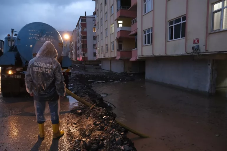 Sel felaketi yaşayan Bozkurt'un sokakları sular altında kaldı yollar göle döndü