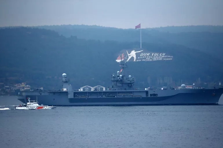 ABD Donanmasına ait savaş gemisi Çanakkale Boğazı'ndan geçti