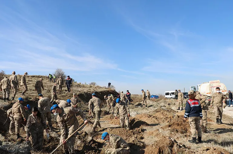 Elazığ'da jandarma 8 bin 300 fidan dikti
