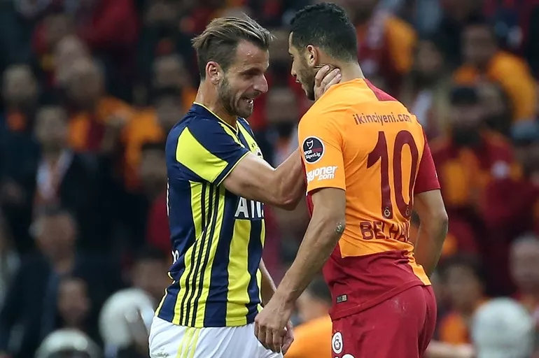 Galatasaray Fenerbahçe derbilerinde kartlar havada uçuyor