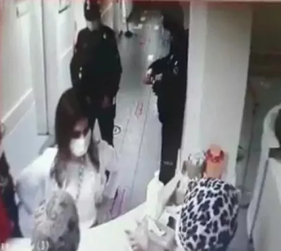 İstanbul'da kadın doktora saldırı anı kamerada
