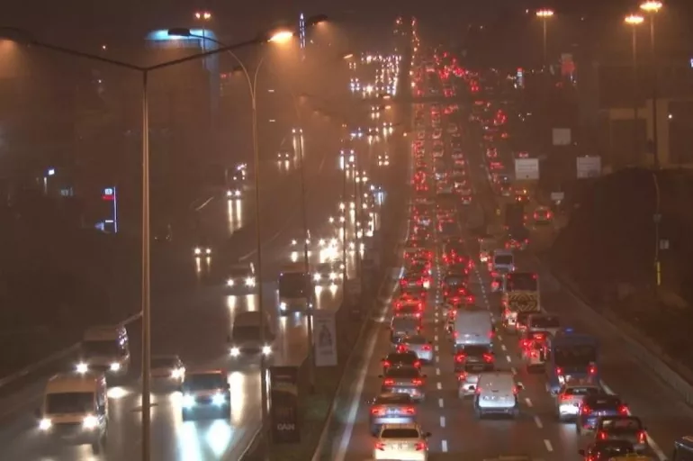 İstanbul'u sis vurdu! Haftanın ilk iş gününde trafik felç