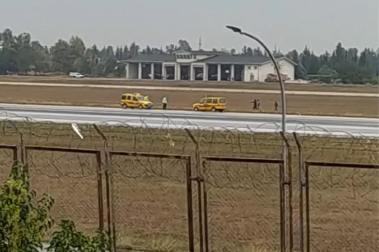 Adana Havalimanı'nda görülmeyecek olay! Uçağın önüne atladılar