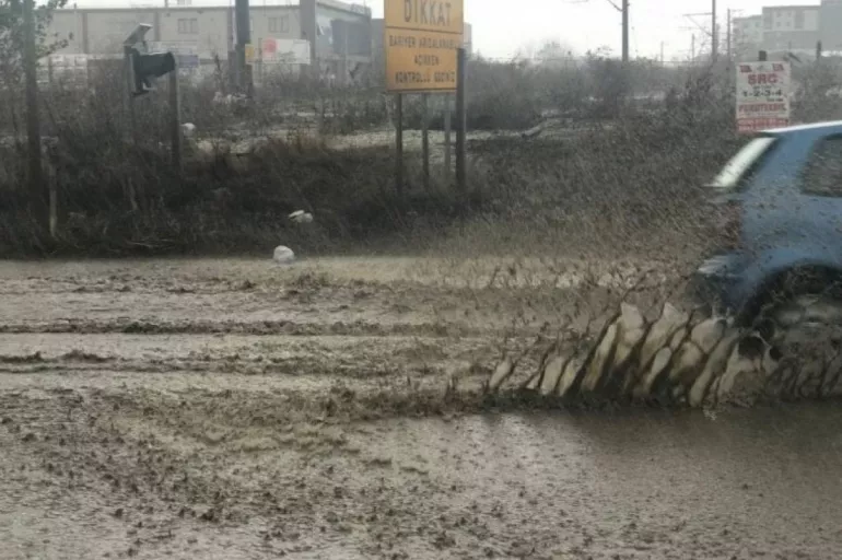 Edirne'de sağanak yağış yolları göle çevirdi! Araçlar mahsur kaldı