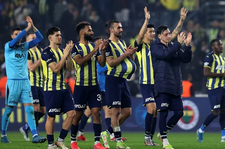 Fenerbahçeli futbolcunun babası sahalara geri döndü! Yaşını duyan hayret etti