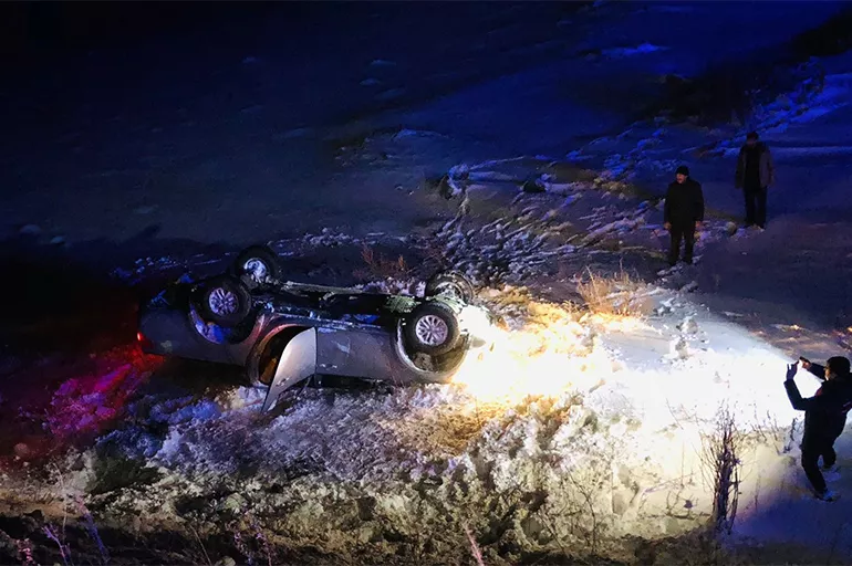 Kars'ta buzlanma kazası! 4 kişi yaralandı