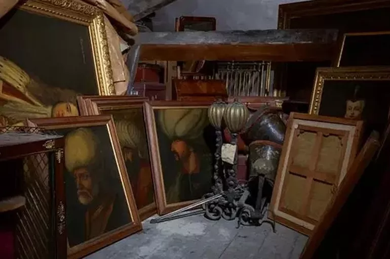 İskoçya'da bir çatı katında 5 Osmanlı padişahına ait portreler bulundu