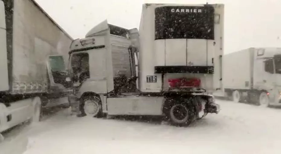 Son dakika! Kar Türkiye'yi esir aldı 30 araç birbirine girdi