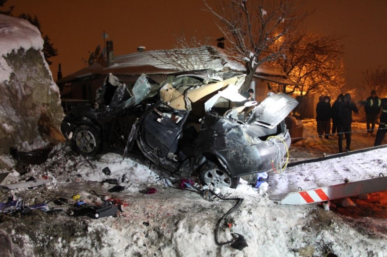 Budur'da korkunç kaza! İstinat duvarına çarpan otomobil 4 gence mezar oldu