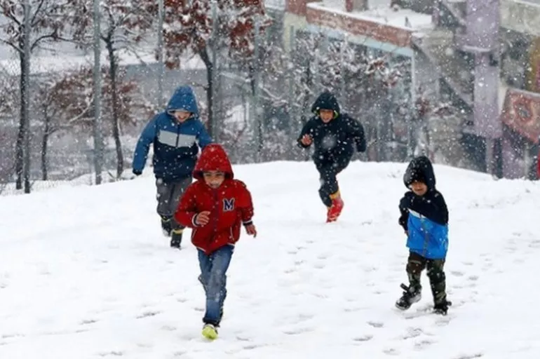 Kar yağışı etkisini sürdürüyor! İşte okulların tatil edildiği iller