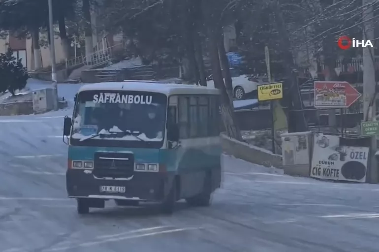 Karabük'te bir minibüs buzlanan yolda döne döne böyle kaydı!