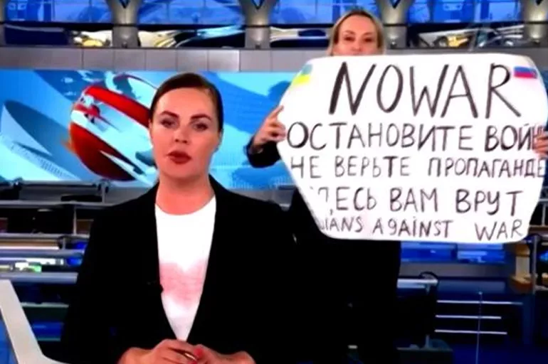 Rusya'da canlı yayında "savaşa hayır" pankartı açan TV çalışanı 30 bin ruble "250 dolar" ceza para cezasına çarptırıldı