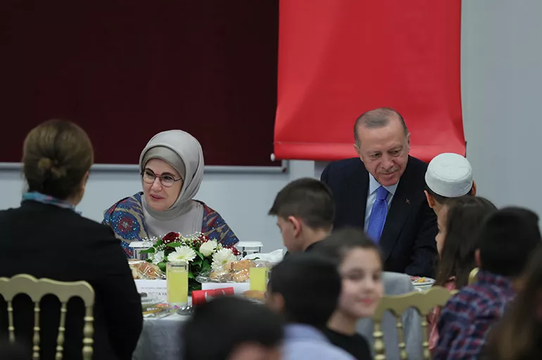 Cumhurbaşkanı Erdoğan yetim çocuklarla iftar yaptı