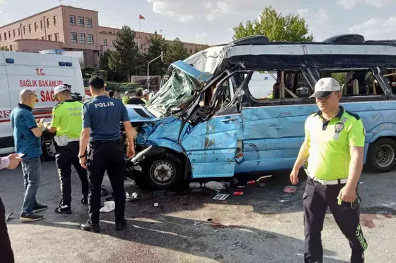 TBMM önünde korkunç kaza! Minibüsteki 18 yolcu yaralandı