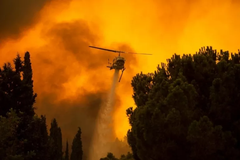 Yunanistan'da çok sayıda noktada orman yangını: Köyler ve bir otel boşaltıldı