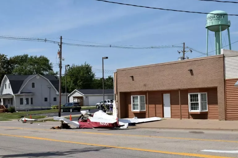 Motoru bozulan uçak restorana daldı: 2 ölü