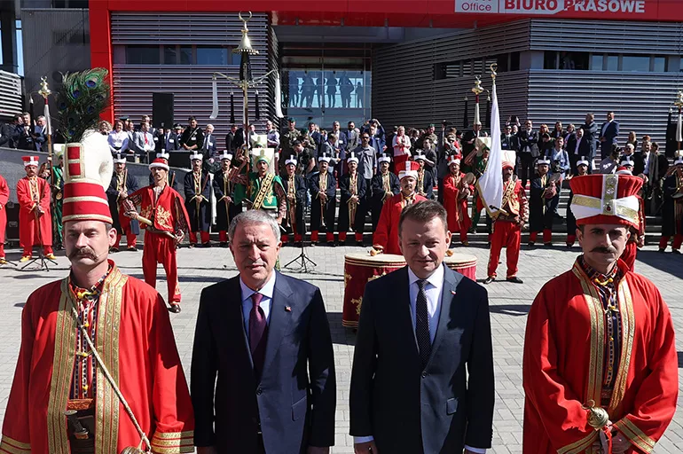 Bakan Akar Avrupa'nın en büyük askeri fuarında konuştu: Terör en büyük tehdittir