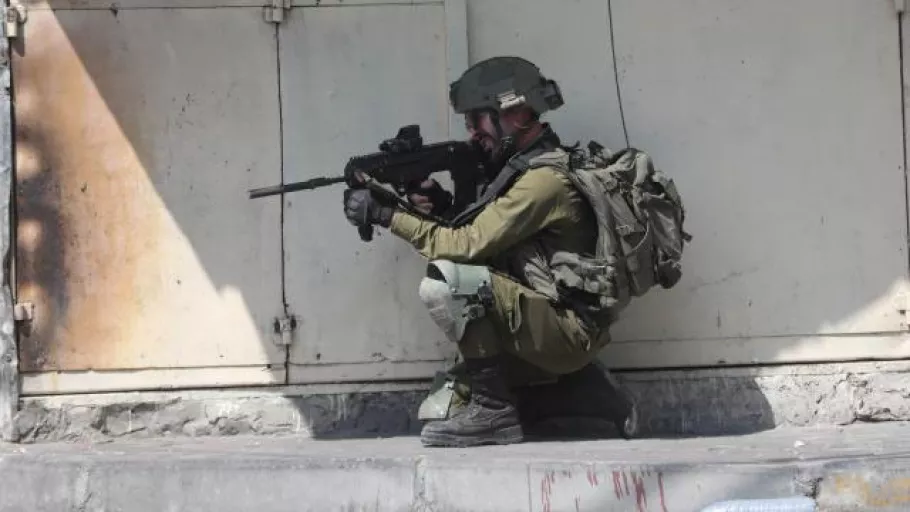 İşgalci İsrail bir Filistinliyi vurarak öldürdü!