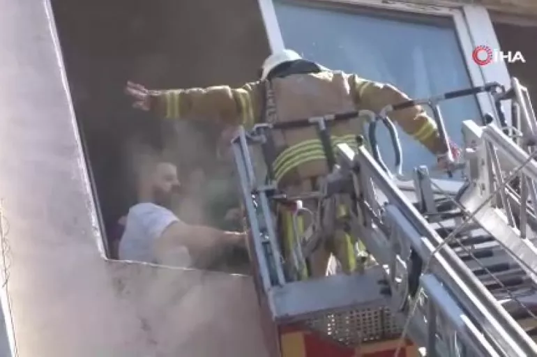 Son dakika: Kağıthane'de tekstil atölyesinde korkutan yangın! Mahsur kalanlar kurtarılıyor