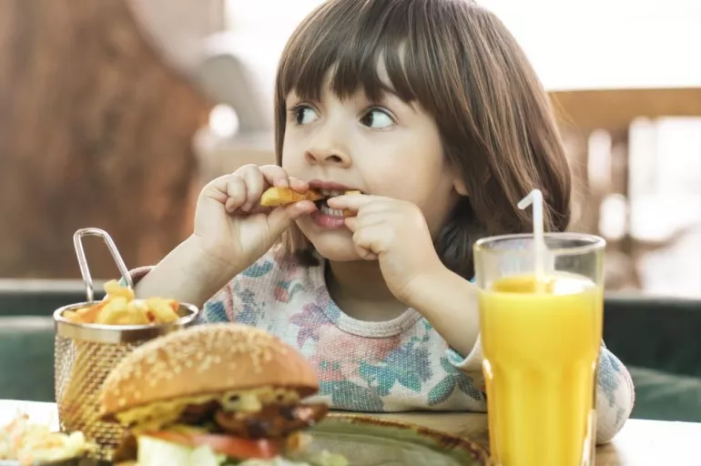 Çocuğa teselli için yemek vermeyin! Çocukların beslenmesinde yapılan hatalar kilo sorununu beraberinde getiriyor!