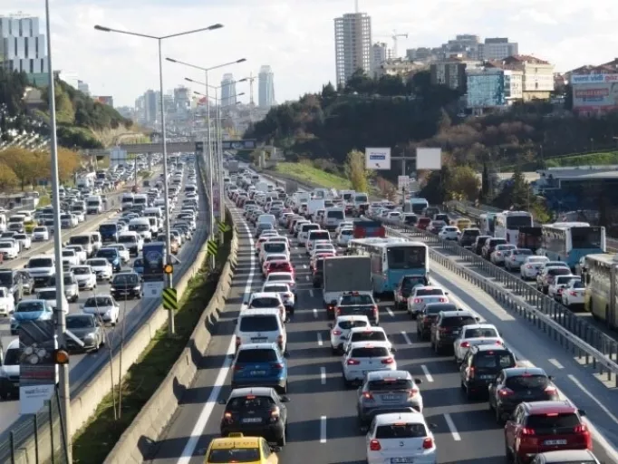 İstanbul yeni haftaya yoğun trafikle başladı!