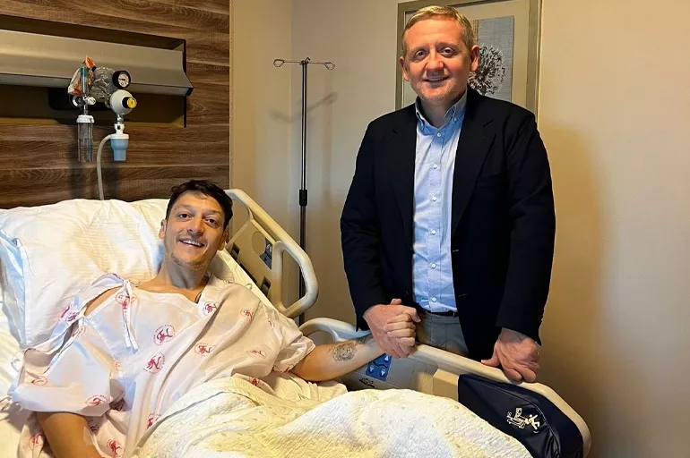 Mesut Özil bıçak altına yattı! Ameliyat olan yıldız oyuncu uzun süre sahalardan uzak kalacak