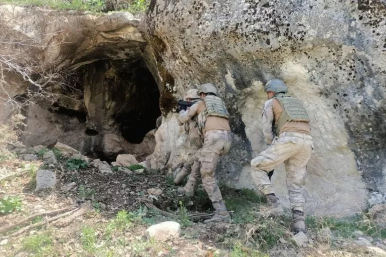 Tunceli'de PKK'lı teröristlerin sığınakları yerle bir edildi!