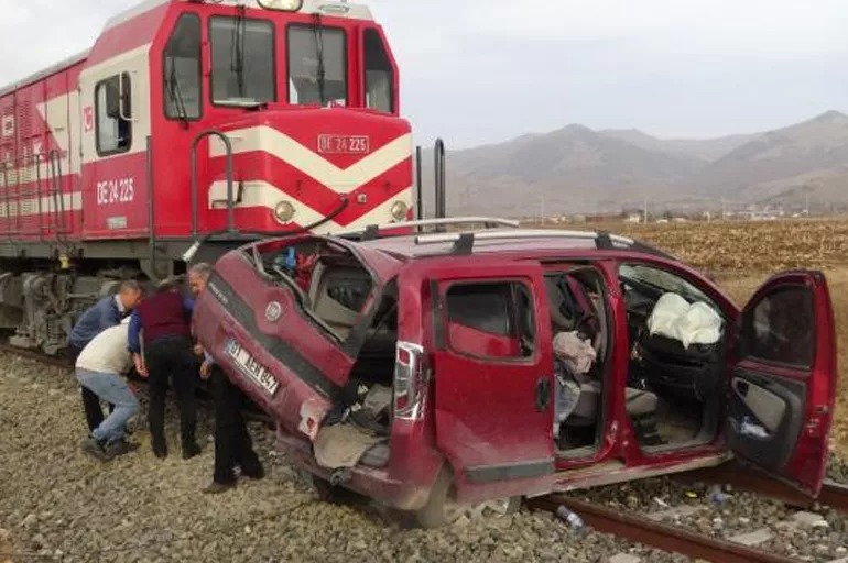 Afyonkarahisar'da raylara giren aracı tren biçti! Sürücü hayatını kaybetti