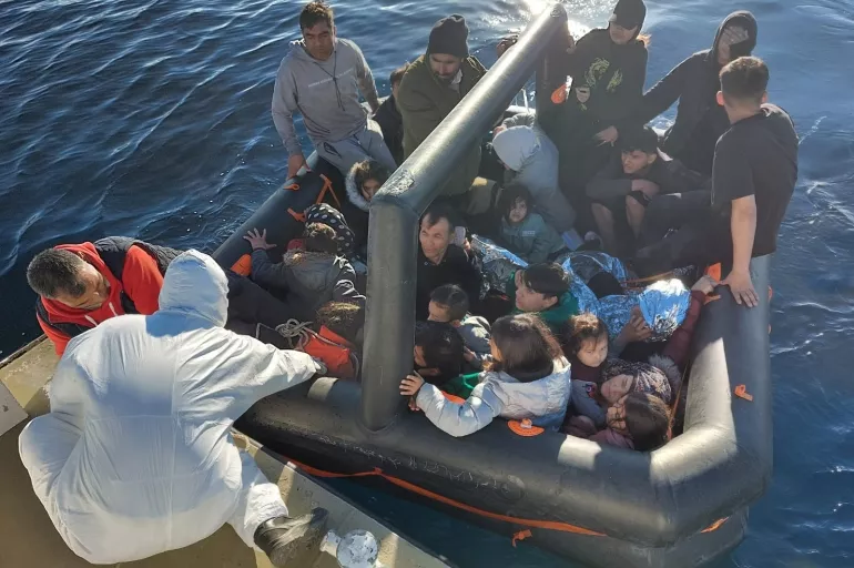 Yunan güçleri acımasızca itti! Türk güvenlik güçleri 130 göçmeni kurtardı