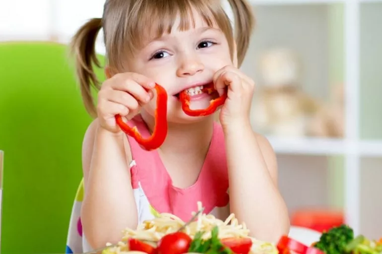 Renk takıntısı otizm belirtisi olabilir! Sadece sevdiği renkteki gıdaları yemek isteyen çocuğa nasıl yaklaşmalı?